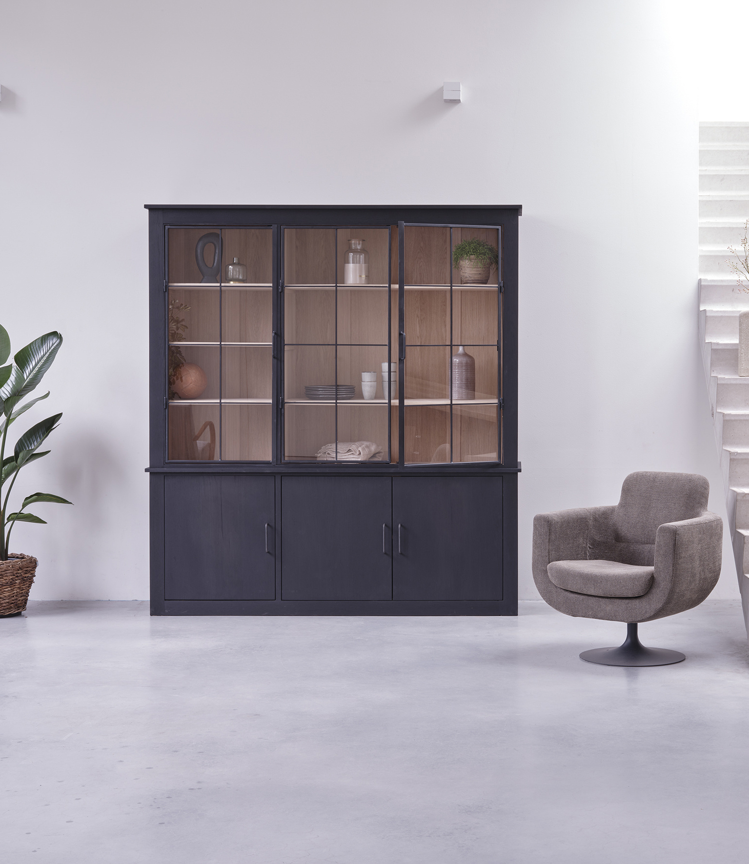 zwarte kast woonkamer